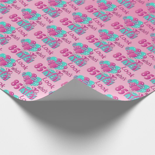Schauen Sie, wer 85 im Rosa u. in Turquoise2 - 85. Geschenkpapier (Ecke)