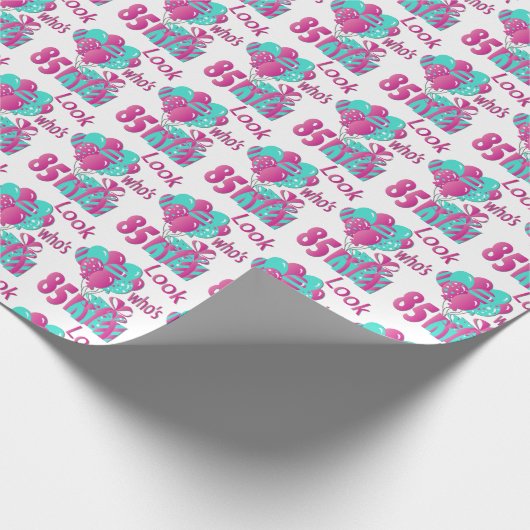 Schauen Sie, wer 85 im Rosa u. in Turquoise3 - 85. Geschenkpapier (Ecke)