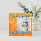 Schauen Sie, wer die 1. Geburtstagseinladung macht Einladung (Stehend Vorderseite)