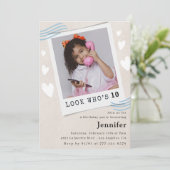 Schauen Sie, wer die Einladungen zum 10. Geburtsta (Stehend Vorderseite)