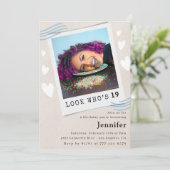 Schauen Sie, wer die Einladungen zum 19. Geburtsta (Stehend Vorderseite)