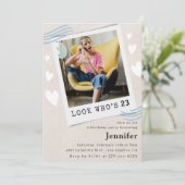 Schauen Sie, wer die Einladungen zum 23. Geburtsta (Stehend Vorderseite)