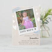 Schauen Sie, wer die Einladungen zum 2. Geburtstag (Stehend Vorderseite)