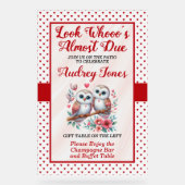 Schauen Sie, wer fast die passende Babydusche hat. Acrylschild (Vorderseite)