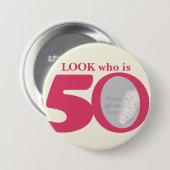 Schauen Sie, wer Spaßrosacremeknopf/-Abzeichen mit Button (Vorne & Hinten)