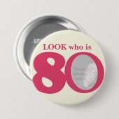 Schauen Sie, wer Spaßrosacremeknopf/-Abzeichen mit Button (Vorne & Hinten)