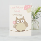 Schauen Sie Whoos den drehenzwei Baby-Geburtstag Einladung (Stehend Vorderseite)