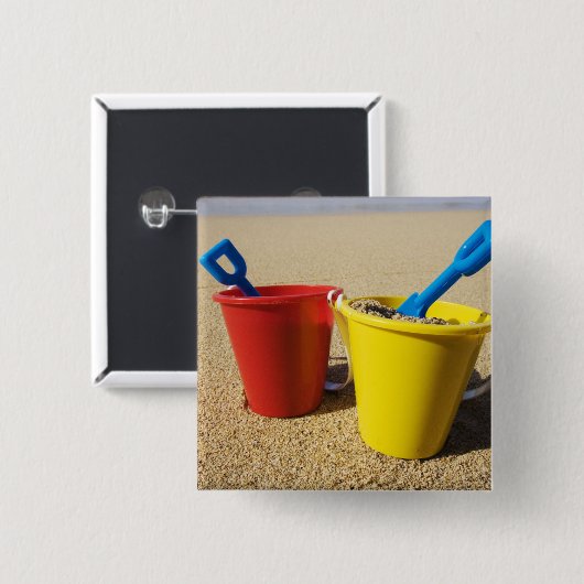 Schaufeln und Eimer auf Sandy-Strand Button (Vorne & Hinten)