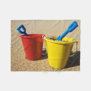 Schaufeln und Eimer auf Sandy-Strand Fleecedecke