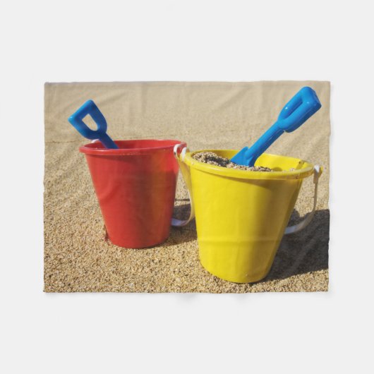 Schaufeln und Eimer auf Sandy-Strand Fleecedecke (Vorderseite (Horizontal))