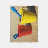 Schaufeln und Eimer auf Sandy-Strand Fleecedecke (Vorderseite)