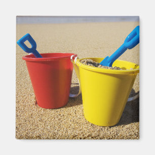 Schaufeln und Eimer auf Sandy-Strand Magnet