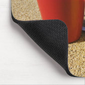Schaufeln und Eimer auf Sandy-Strand Mousepad (Ecke)