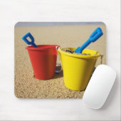 Schaufeln und Eimer auf Sandy-Strand Mousepad (Mit Mouse)