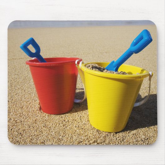 Schaufeln und Eimer auf Sandy-Strand Mousepad (Vorne)