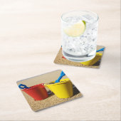 Schaufeln und Eimer auf Sandy-Strand Rechteckiger Pappuntersetzer (Vor Ort)