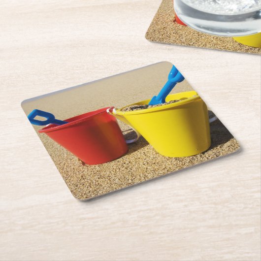 Schaufeln und Eimer auf Sandy-Strand Rechteckiger Pappuntersetzer (angewinkelt)