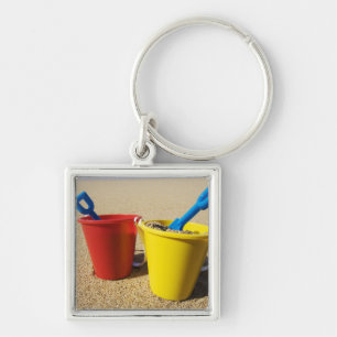 Schaufeln und Eimer auf Sandy-Strand Schlüsselanhänger