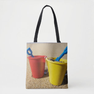 Schaufeln und Eimer auf Sandy-Strand Tasche