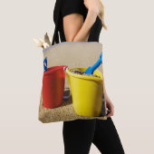Schaufeln und Eimer auf Sandy-Strand Tasche (Von Nahem)