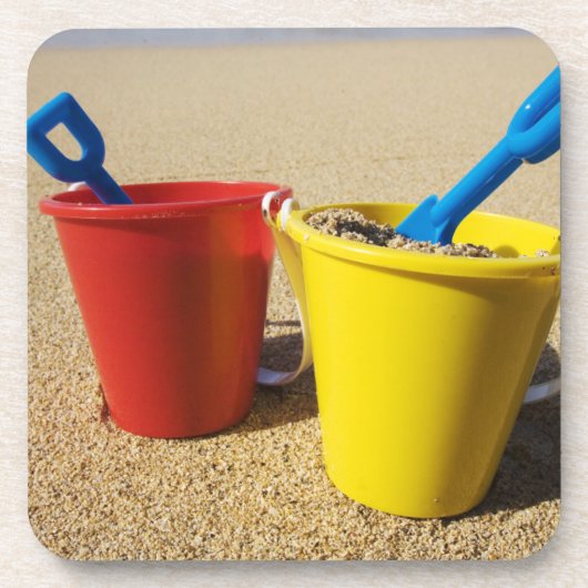 Schaufeln und Eimer auf Sandy-Strand Untersetzer (Vorderseite)