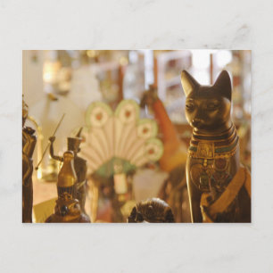 Schaufenster mit Katzenskulptur Postkarte