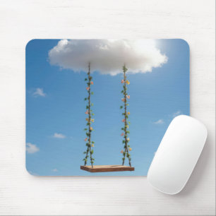 Schaukel, die von einer Kumuluswolke hängt Mousepad