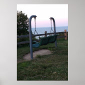 Schaukel mit Blick auf den See Poster (Vorne)