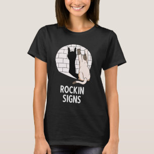 Schaukelnde Katze zeigt metallene Faust rockin Kit T-Shirt