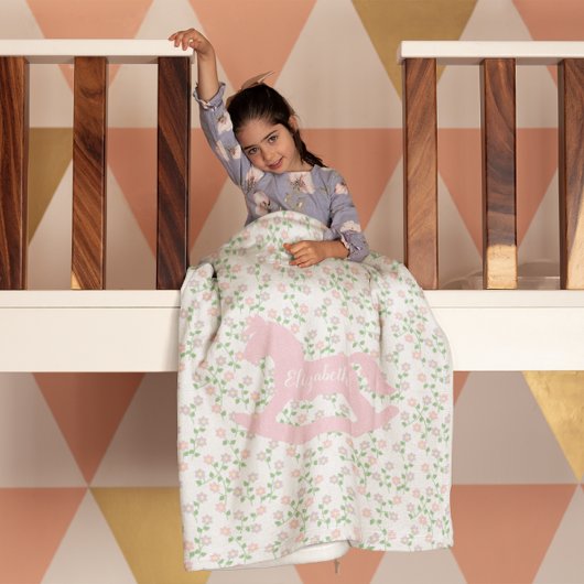 Schaukelpferd in Rosa Fleecedecke