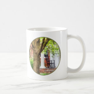 Schaukelstuhl auf der Veranda Kaffeetasse