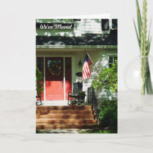 Schaukelstühle an der roten Tür Ankündigung