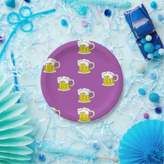 Schaumbecher auf lila pappteller (Party)