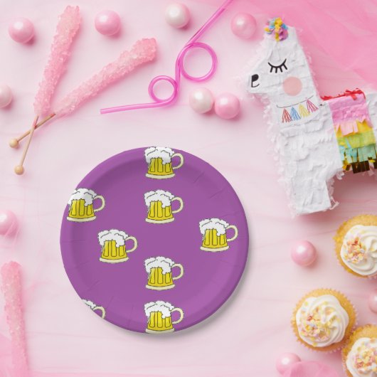 Schaumbecher auf lila pappteller (Party)