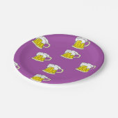 Schaumbecher auf lila pappteller (Schrägansicht)