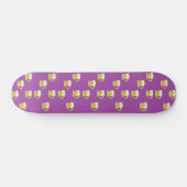 Schaumbecher auf lila skateboard (Horizontal)
