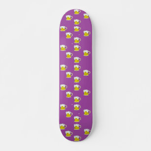 Schaumbecher auf lila skateboard
