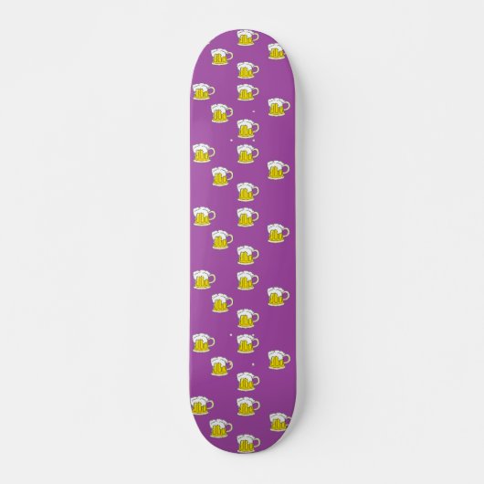 Schaumbecher auf lila skateboard (Vorne)