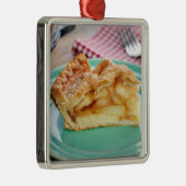 Scheibe des frischen gebackenen Apfelkuchens auf Ornament Aus Metall (Rechts)