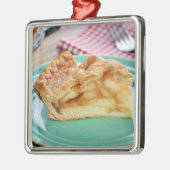 Scheibe des frischen gebackenen Apfelkuchens auf Ornament Aus Metall (Links)