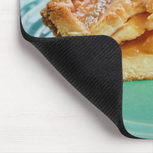 Scheibe von frisch gebackenem Apfelkuchen Mousepad (Ecke)