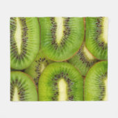 Scheiben aus frischen und reifen Kiwi-Früchten in Fleecedecke (Vorderseite (Horizontal))