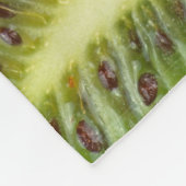 Scheiben aus frischen und reifen Kiwi-Früchten in Fleecedecke (Ecke)