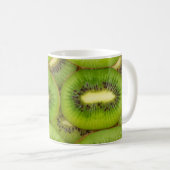 Scheiben aus frischen und reifen Kiwi-Früchten in  Kaffeetasse (VorderseiteRechts)