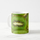 Scheiben aus frischen und reifen Kiwi-Früchten in  Kaffeetasse (Vorderseite Links)