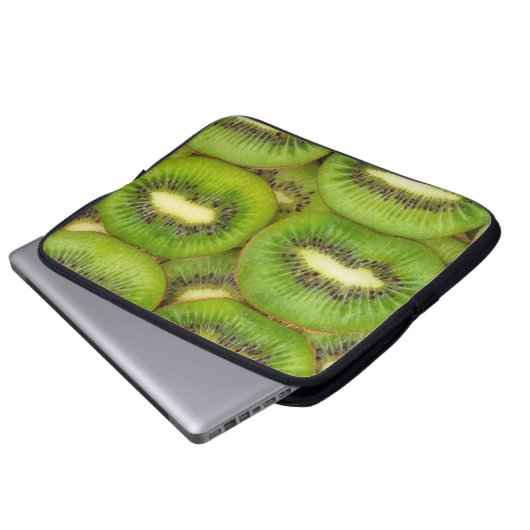 Scheiben aus frischen und reifen Kiwi-Früchten in Laptopschutzhülle (Vorne Knopf)