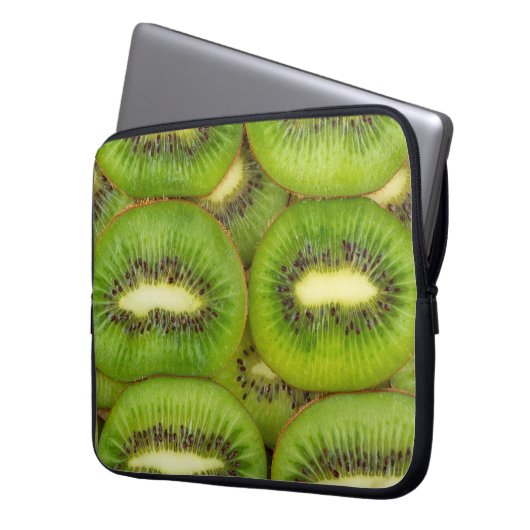 Scheiben aus frischen und reifen Kiwi-Früchten in Laptopschutzhülle (Vorderseite Links)