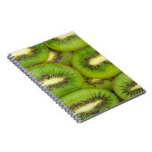 Scheiben aus frischen und reifen Kiwi-Früchten in Notizblock (Rechte Seite)