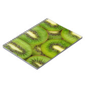 Scheiben aus frischen und reifen Kiwi-Früchten in Notizblock (Linke Seite)