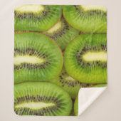 Scheiben aus frischen und reifen Kiwi-Früchten in Sherpadecke (Vorderseite)